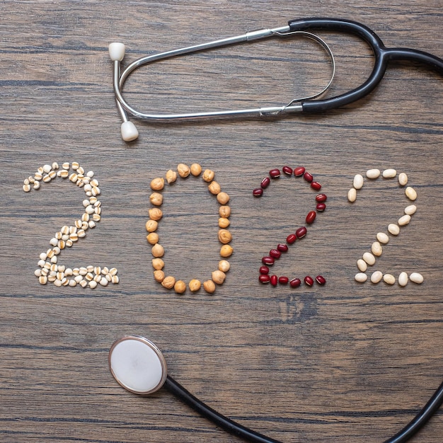 2022 nieuwjaar met biologische bonen; rood, wit, kikkererwten en adlay op tafel. doelen, gezond, motivatie, resolutie, gewichtsverlies, diëten en wereldvoedseldagconcept Premium Foto