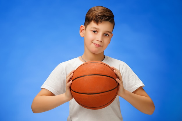 Gratis foto aanbiddelijk kind met basketbalbal