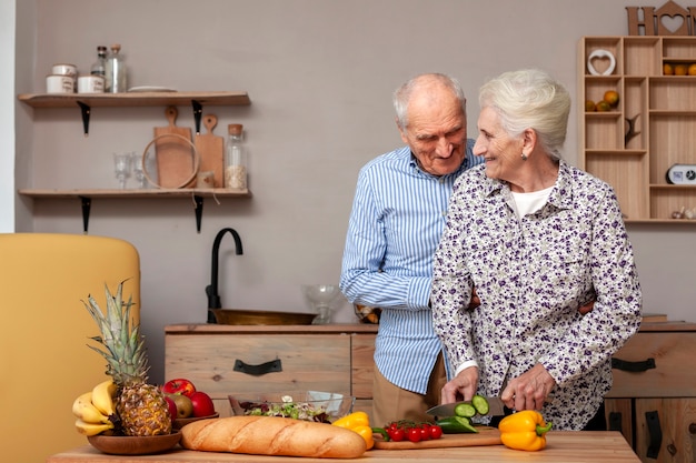 Gratis foto aanbiddelijk rijp paar in de keuken