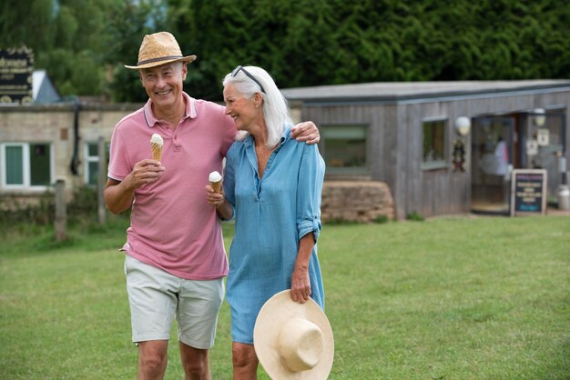 Aanbiddelijk senior koppel dat samen buiten van een ijsje geniet