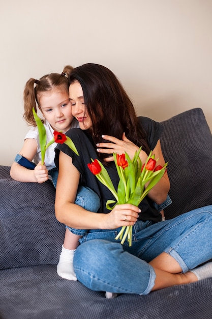 Gratis foto aanbiddelijke jonge meisje en moeder samen