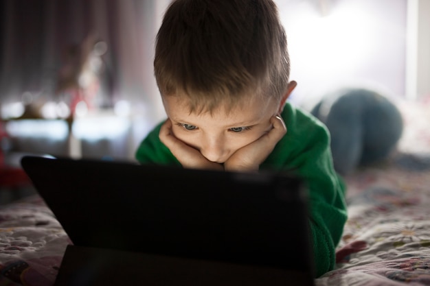 Aanbiddelijke jongen het letten op film op tablet