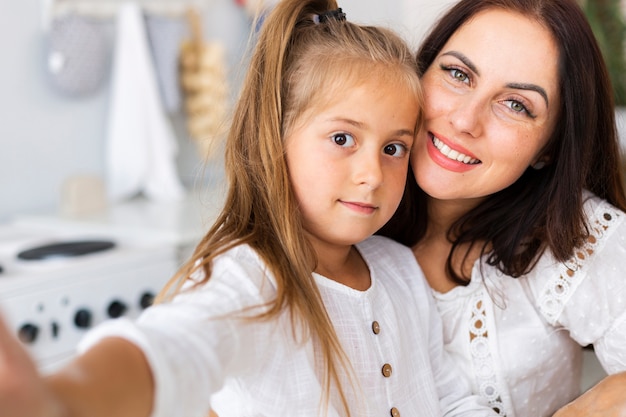 Aanbiddelijke moeder en dochter die selfies nemen