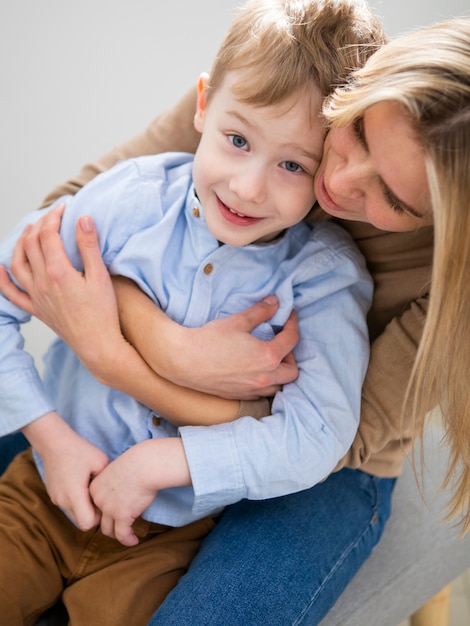 Aanbiddelijke moeder en zoon knuffelen