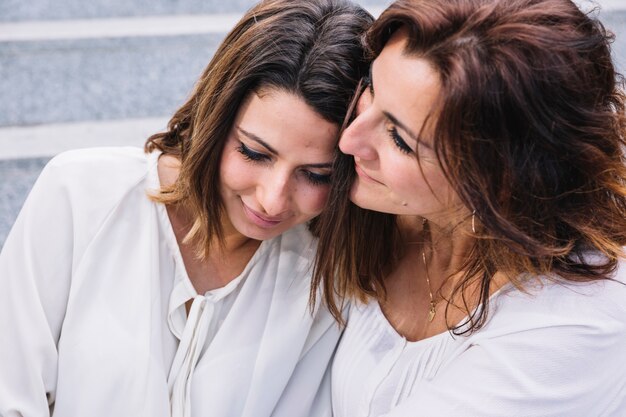 Aanbiddelijke vrouwen op oude stappen