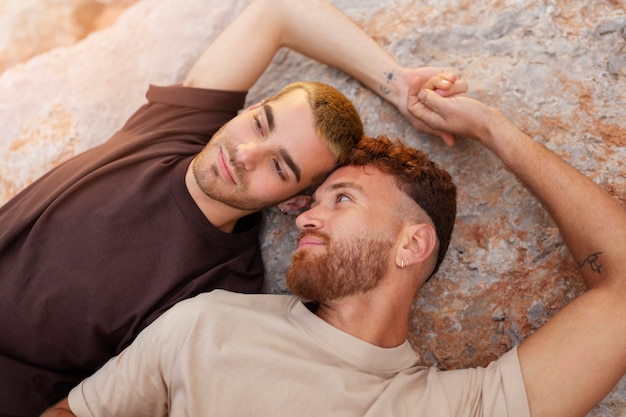 Gratis foto aanhankelijk homopaar dat samen tijd doorbrengt op het strand