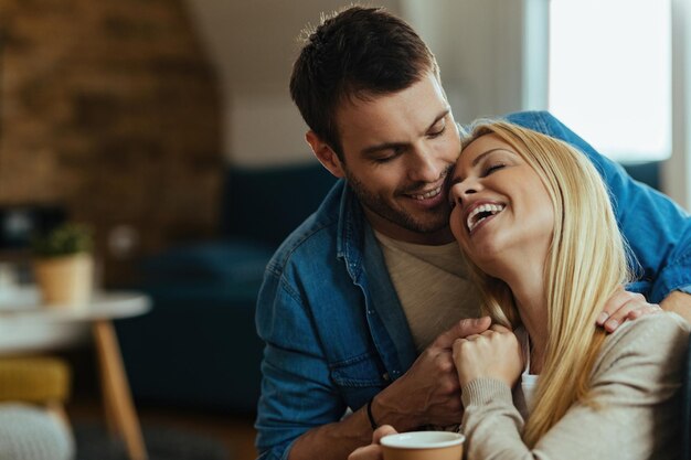 Aanhankelijk paar genieten van hun liefde terwijl ze thuis tijd doorbrengen.