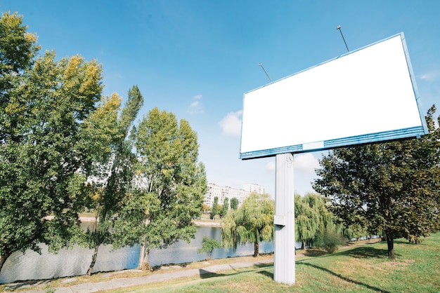 Aanplakbord dichtbij bomen en rivier