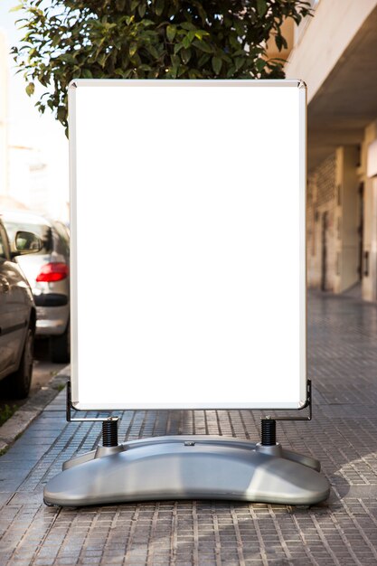 Aanplakbord staande op de weg