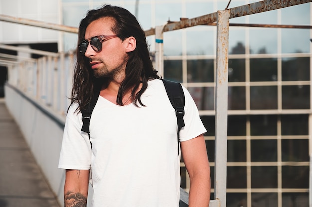 Aantrekkelijk bebaarde man portret met zonnebril