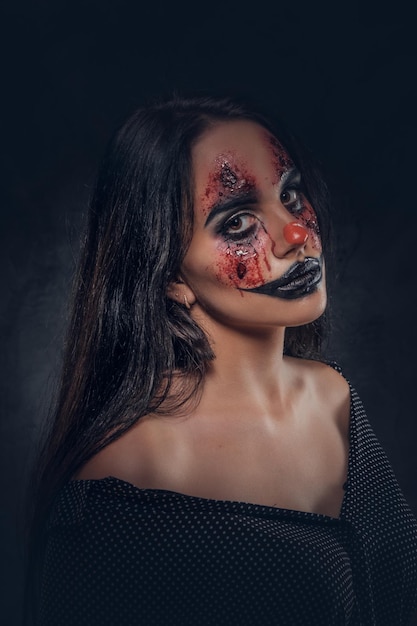 Aantrekkelijk meisje is klaar voor Halloween, ze heeft heel griezelige make-up op haar gezicht.