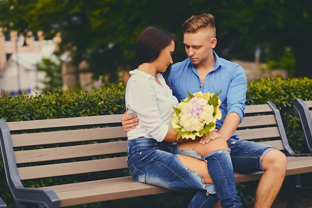 Aantrekkelijk paar op een date. Een man geeft een boeket bloemen aan zijn vriendin.