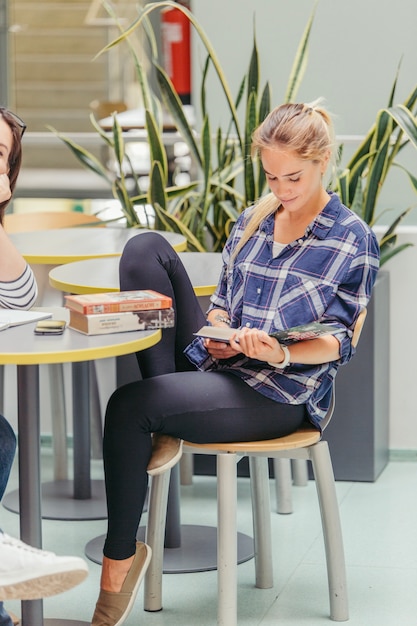 Gratis foto aantrekkelijk vrouw lezen boek