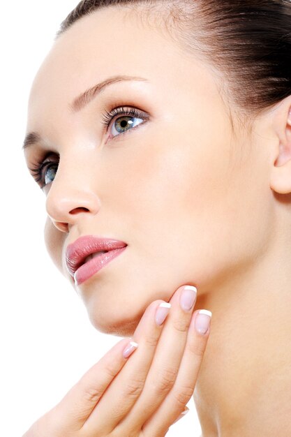 Aantrekkelijk vrouwelijk gezicht in het concept van de huidverzorgingbehandeling
