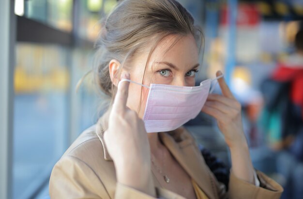 Aantrekkelijk wijfje dat een gezichtsmasker binnen draagt