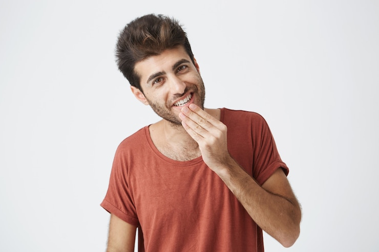 Gratis Foto aantrekkelijke blanke jonge man aangenaam kijken. vrolijk en glimlachend, met zijn witte tanden met een goed humeur na goed nieuws