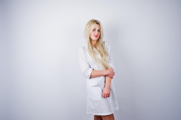 Aantrekkelijke blonde vrouwelijke arts of verpleegster in laboratoriumjas geïsoleerd op witte achtergrond