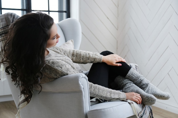 Aantrekkelijke brunette vrouw poseren in de bank