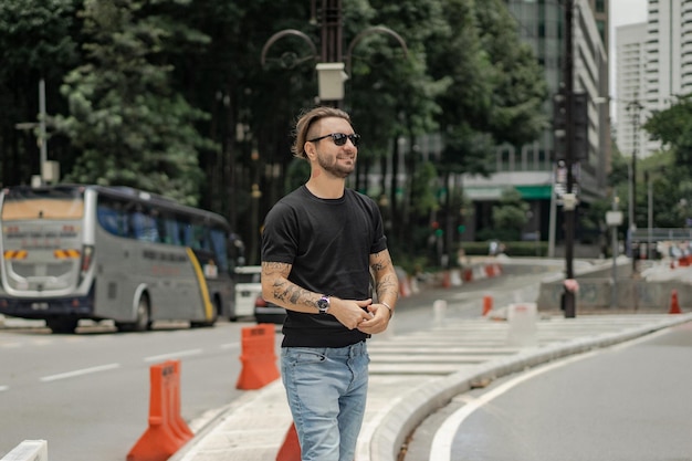 Gratis foto aantrekkelijke gelukkig man die lacht op straat in kuala lumpur. stedelijke mannen, kledingstijl. zeepbellen vliegen in de lucht.