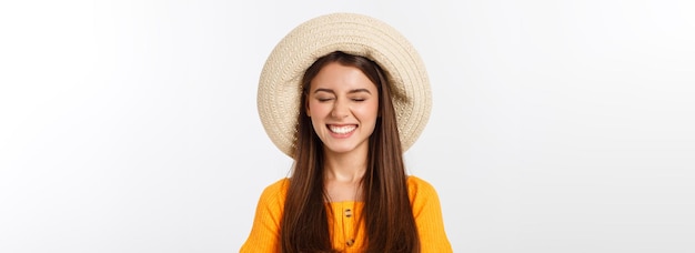 Gratis foto aantrekkelijke gelukkige vrouw die zich voorbereidt op de zomervakantie op wit