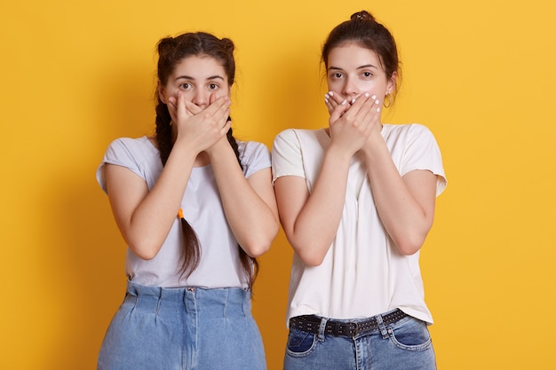 Aantrekkelijke jonge jonge meisjes in witte t-shirts en jeans