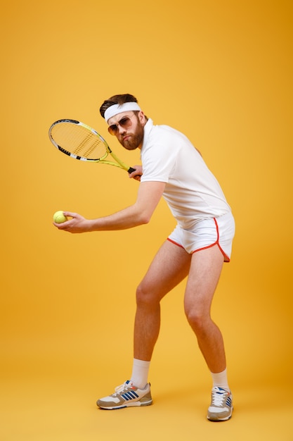 Gratis foto aantrekkelijke jonge tennisspeler die glazen draagt