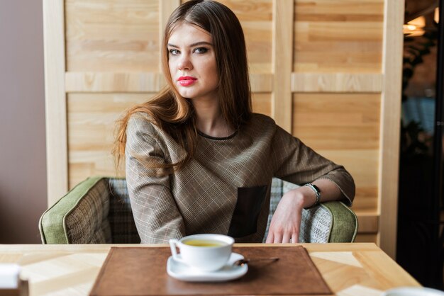 Aantrekkelijke jonge vrouw denken