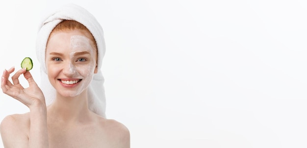 Gratis foto aantrekkelijke jonge vrouw met mooie schone huid wit masker en komkommers schoonheidsbehandelingen en cosm