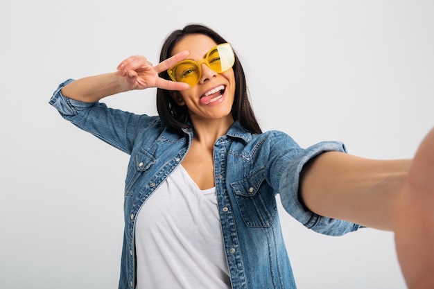 Aantrekkelijke lachende gelukkige vrouw met grappige gezichtsuitdrukking selfie foto maken