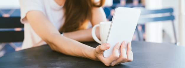 Aantrekkelijke mooie gelukkige jonge Aziatische vrouw die een selfie nemen die een slimme telefoon met behulp van bij koffie