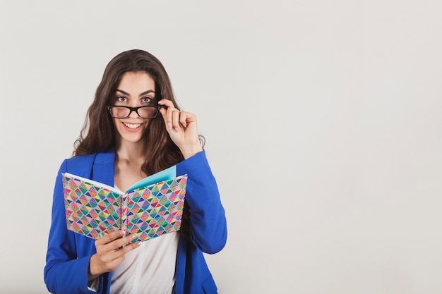 Aantrekkelijke onderneemster die een notebook