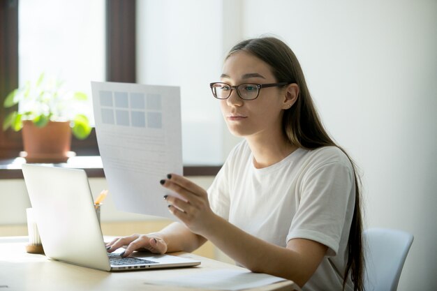 Aantrekkelijke ontwerpervrouw met het palet van het pantonekleurstaal