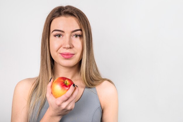 Aantrekkelijke positieve dame met fruit