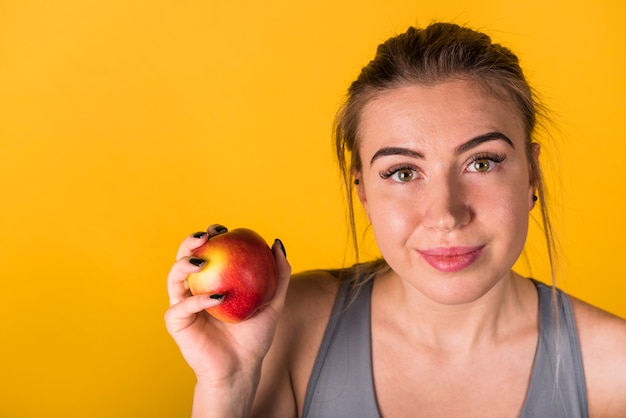 Gratis foto aantrekkelijke positieve dame met fruit