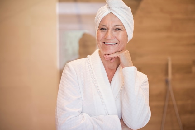 Aantrekkelijke vrouw heeft net een douche genomen