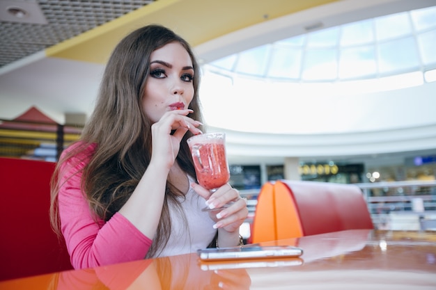 Aantrekkelijke vrouw het drinken van een frisdrank