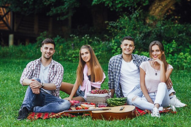 Aantrekkelijke vrouw in denim kleding en causasian lachende man in jeans shirt staan samen