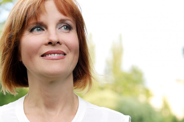 Aantrekkelijke vrouw in een park