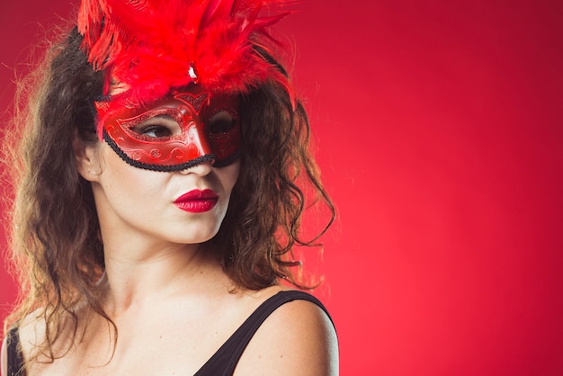 Gratis foto aantrekkelijke vrouw in rood masker