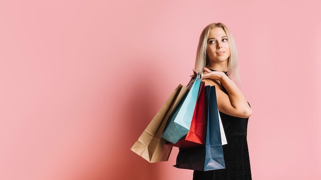 Aantrekkelijke vrouw met boodschappentassen