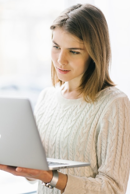 Gratis foto aantrekkelijke vrouw met laptop