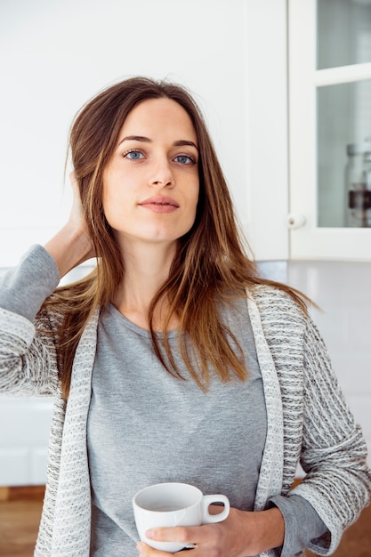 Aantrekkelijke vrouw met warme drank