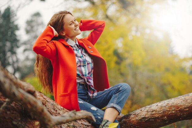 Aantrekkelijke vrouw speelt met haar