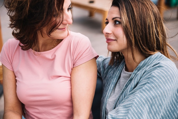 Aantrekkelijke vrouwen die elkaar bekijken