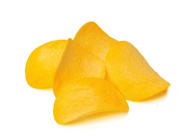 Gratis foto aardappelchips geïsoleerd op witte achtergrond