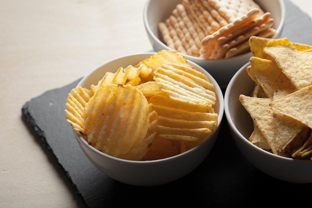 Aardappelchips in kom op een tafel