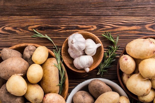 Aardappelen en knoflook met kopie-ruimte