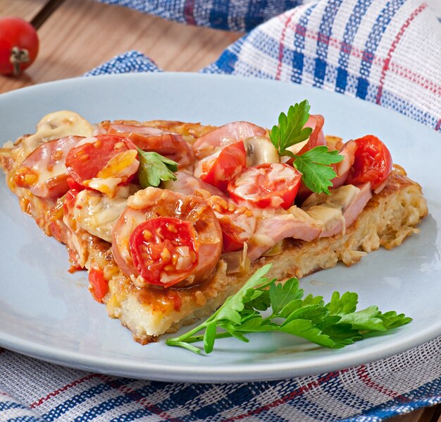 Aardappelgratin - pizza met worst, champignons en tomaten