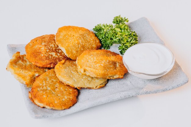Aardappelpannenkoekjes Met Zure Room Geïsoleerd Op Wahite Oppervlak
