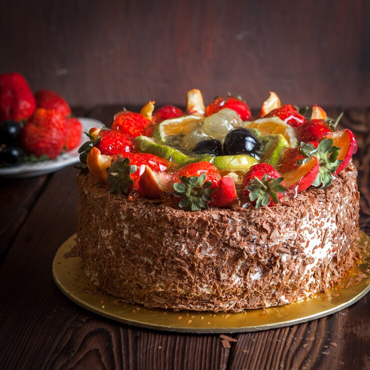 Gratis Foto aardbei, chocolade fruit cake en verse aardbeien op houten tafel